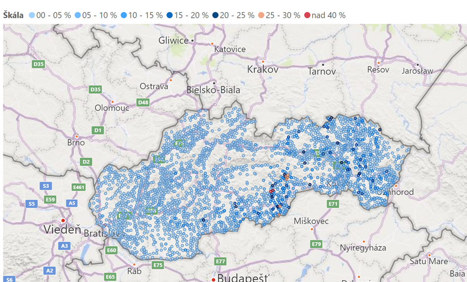 Grafické zobrazenie obcí na mape Slovenska s farebným rozlíšením podľa podielu prepoistených voči populácii obce